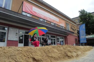 Plaża w centrum miasta. Piasek i kolorowe leżaki