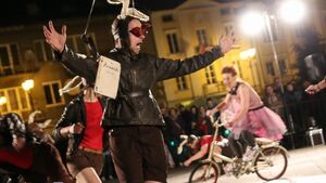 Monstrualne grzyby i Alicja na rolkach. Plenerowy spektakl na Rynku Kościuszki [ZDJĘCIA, WIDEO]