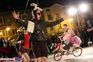 Monstrualne grzyby i Alicja na rolkach. Plenerowy spektakl na Rynku Kościuszki [ZDJĘCIA, WIDEO]