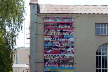 Kolorowe reklamy jak chodnik. "Pasiak" na starej elektrowni