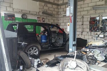 Mafia samochodowa rozbita. W dziupli były kradzione auta