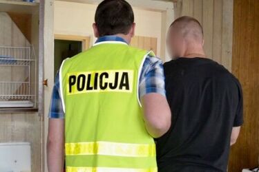 Pobił zatrzymanego pałką. Policjant z zarzutami