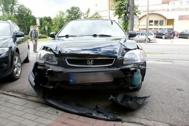 Pomyliła gaz z hamulcem. 55-latka potrąciła kobietę pod bankomatem