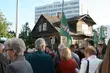Odmawiali różaniec i wznosili okrzyki. Kilkaset osób protestowało przeciwko spektaklowi 