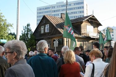 Odmawiali różaniec i wznosili okrzyki. Kilkaset osób protestowało przeciwko spektaklowi "Golgota Picnic"