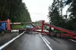 Scania stanęła w poprzek drogi. Dwie osoby w szpitalu