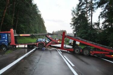 Scania stanęła w poprzek drogi. Dwie osoby w szpitalu