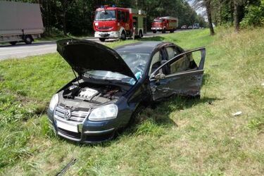 Tir wpadł w poślizg. Volkswagen zepchnięty do rowu