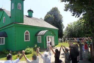 Krąg jedności wokół meczetu. Podlasianie solidarni z Tatarami [ZDJĘCIA]