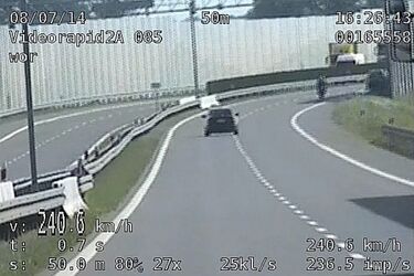 Szaleniec na drodze. Pędził audi 240 km/h
