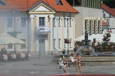 Kąpiel w fontannie - dobry sposób na upały?