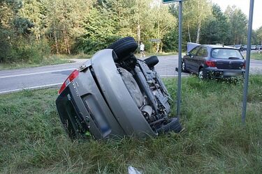 Zderzenie peugeota ze skodą. Trzy osoby w szpitalu