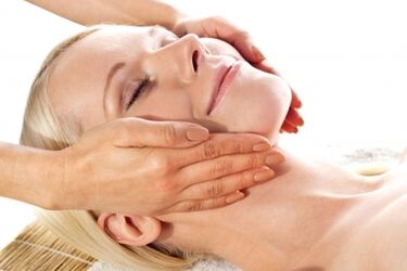 Przesuszona, podrażniona, opuchnięta… Jak dbać o skórę twarzy latem?