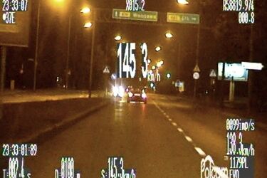 Al. Jana Pawła II. Pirat drogowy w bmw pędził 145 km/h [WIDEO]