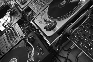 O kulturze didżejskiej. Wykład, a później impreza w plenerze