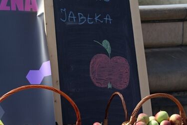 Kolejna akcja rozdawania jabłek. Tym razem na parkingach