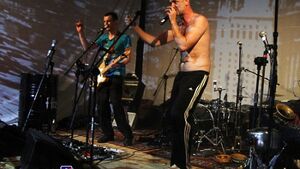 Zabawa pod sceną i artyści na wyciągnięcie ręki. Festiwal Latający Łysy Pingwin [ZDJĘCIA] 