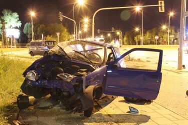 Mercedes staranował seicento. Kierowcę wyrzuciło z auta