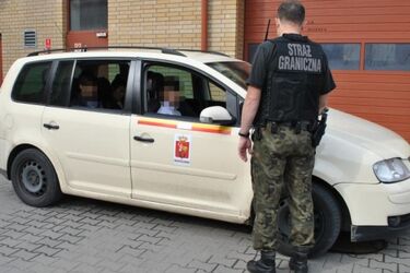 Taksówką przewoził nielegalnych migrantów. Miał za to otrzymać 500 euro