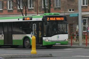 Zmiana przystanku przy dworcu. Autobus zatrzyma się dalej