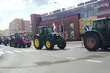 Wyższe odszkodowania i więcej odstrzałów dzików. Rolnicy protestują przed urzędem wojewódzkim