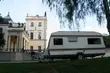 Przyczepa kempingowa stanęła w Ogrodach Branickich
