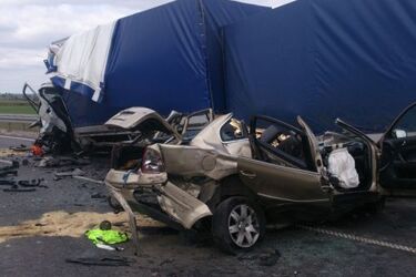 Passat uderzył w iveco. 19-latka zginęła na miejscu