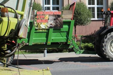Protest rolników przedłużony. Ciągniki, kombajny, beczkowozy nadal na Mickiewicza