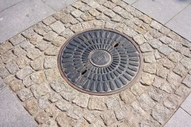 Właściciel skupu złomu skazany. Płacił za kradzione studzienki