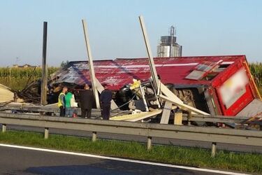 Man przebił ekrany dźwiękoszczelne. W środku spłonął kierowca
