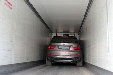Kradzione luksusowe bmw w naczepie tira odpalonego na śrubokręt