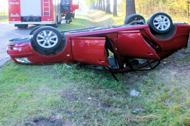 Toyota uderzyła w drzewo. 24-letnia kobieta zginęła na miejscu