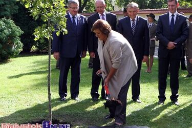 Pod pomnikiem ks. Jerzego Popiełuszki będzie rósł Dąb Wolności