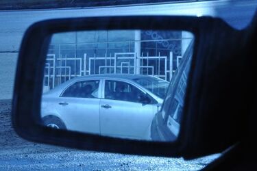 Ul. Rzemieślnicza. Wandal niszczył zaparkowane samochody