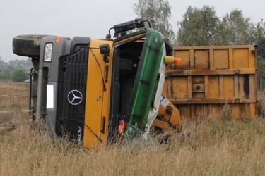 Śmiertelny wypadek. Kierowca wypadł z ciężarówki
