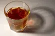 Chciał się napić whisky, to pobił kolegę. Adrianowi F. grozi 12 lat wiezienia