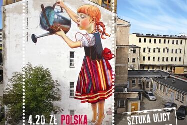 Dziewczynka podlewa drzewo. Będzie znaczek pocztowy z białostockim muralem