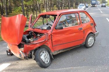 95-latek w maluchu wymusił pierwszeństwo. Staruszek trafił do szpitala