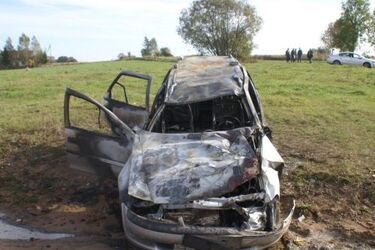 Opel stanął w płomieniach. Dwie osoby ranne