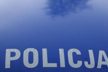 Waleczny ojciec. Chcąc pomóc synowi przytrzasnął policjantce nogę