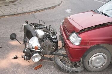 Zderzenie tico i motocykla. Kierowca jednośladu w szpitalu