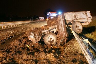 Nieoświetlony ciągnik przyczyną poważnego wypadku. Dwie osoby w szpitalu