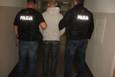 Porachunki biznesmenów. Napastnicy przykuli ofiarę do bramy i dotkliwie pobili