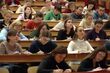 Chcą dostawać ponad 1000 dolarów miesięcznie, pracodawca oferuje 1000 zł. Oczekiwania studentów, a polskie realia
