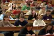 Chcą dostawać ponad 1000 dolarów miesięcznie, pracodawca oferuje 1000 zł. Oczekiwania studentów, a polskie realia