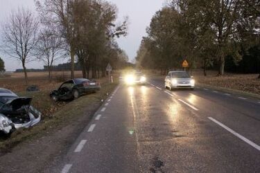 Wypadek podczas wyprzedzania. Dwie osoby w szpitalu