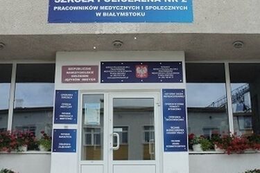 Dyrektorka oskarżona o korupcję pozostaje na stanowisku. Jej szkoła może być połączona