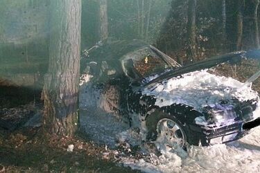 BMW wpadło w poślizg. 51-letni pasażer trafił do szpitala