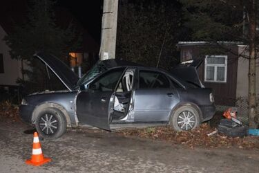 Audi wpadło w poślizg. 22-letni kierowca w szpitalu