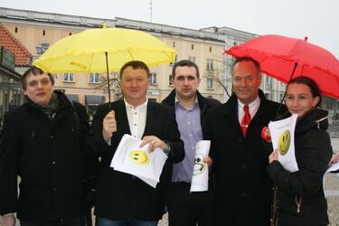 "Żadnej polityki – tylko uśmiech!"- happening Janusza Kochana